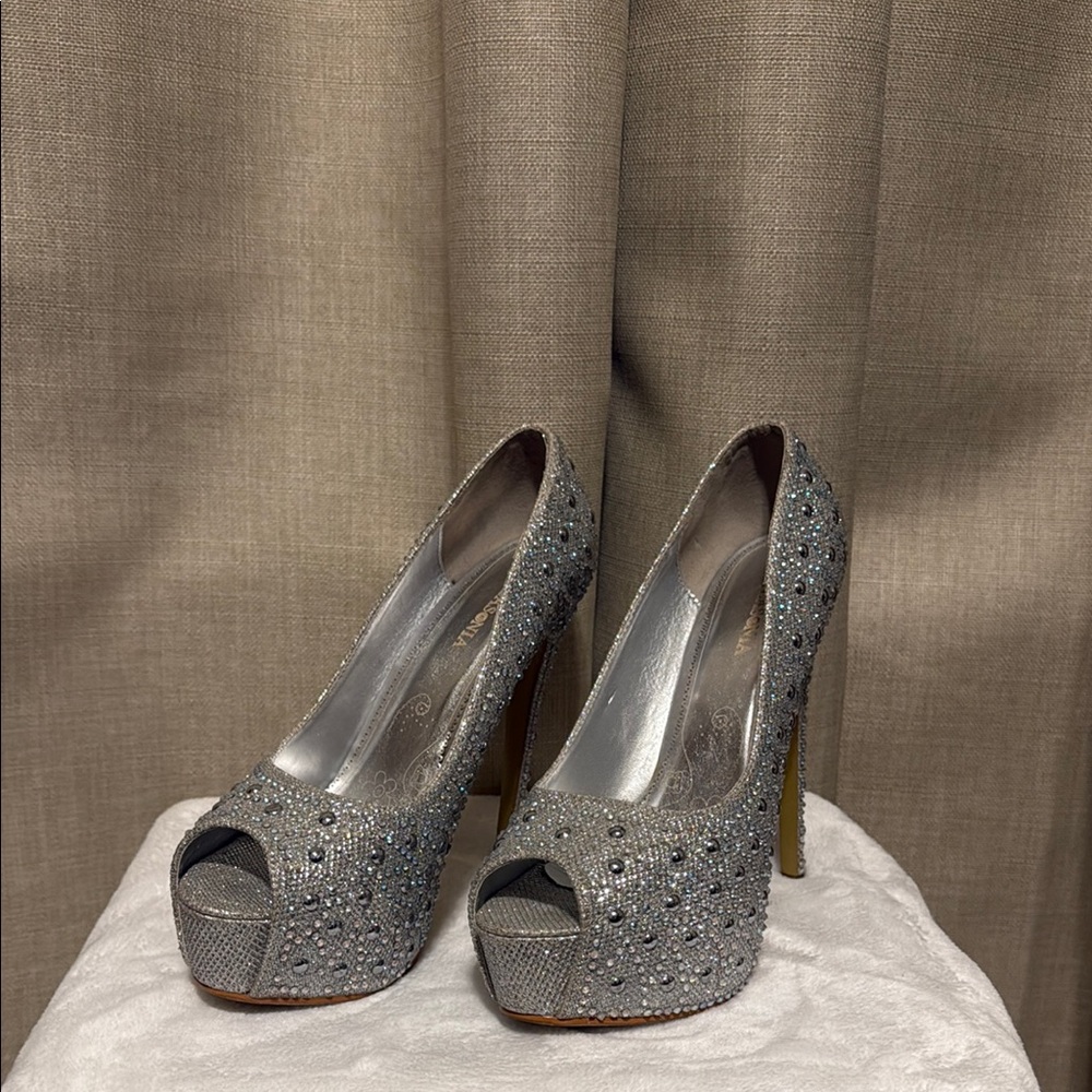 Elegant Gray Lasonia Peep-Toe Heels